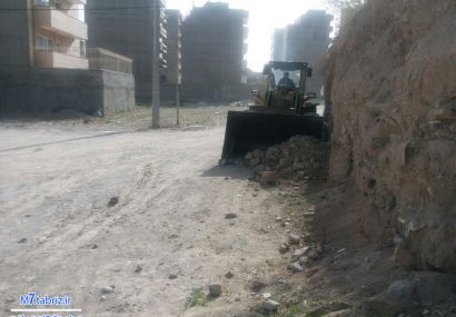 انجام عملیات تنظیف و پاکسازی مسیر جاده آذرشهر