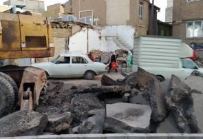آغاز بارگیری نخاله های مصالح حاصل از تخریب در طرح مسیرگشایی خیابان ملازینال توسط منطقه ۱