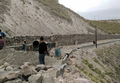 احداث دیوار سنگی حائل برای جلوگیری از ریزش تپه بر روی مخزن آب خاتمه یافت