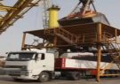 بارگیری نهاده دامی از کشتی به کامیون در بندر امام خمینی