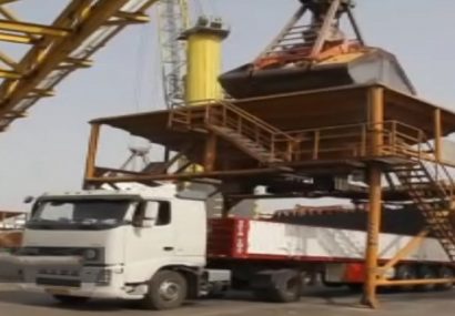بارگیری نهاده دامی از کشتی به کامیون در بندر امام خمینی